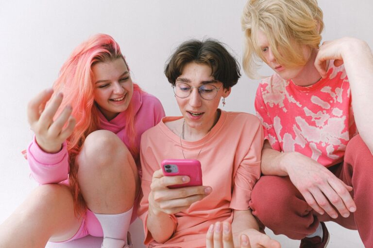 UK under-16s social media ban sparks fierce debate among parents