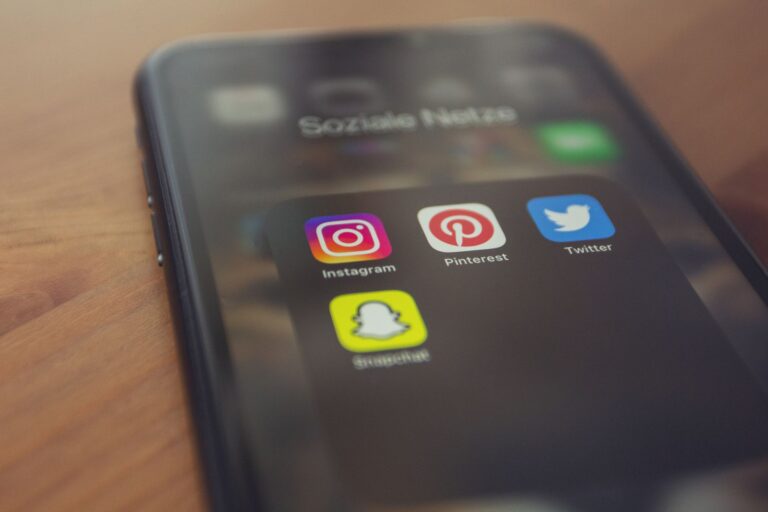 Australia eyes optional social media algorithms and UK-style porn rules